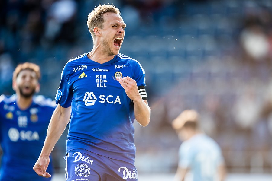 Pontus Engblom, fotbollsspelare iklädd blå matchtröja firar ett mål.