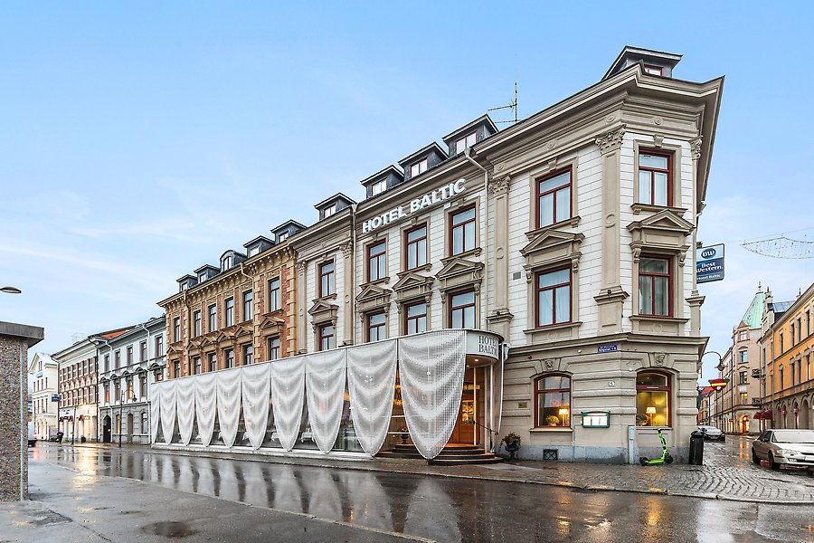 Fotografi av en byggnad med stenfasad. I bilden syns entrén för hotell Baltic