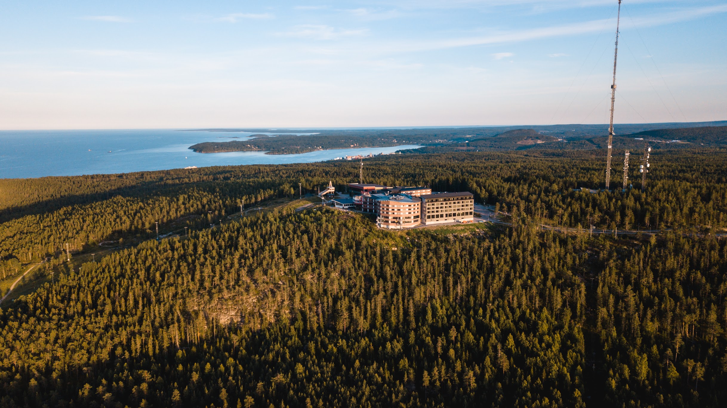 Drönarbild över Hotell Södra Berget. På bilden syns hotellet och skogen runt omkring.