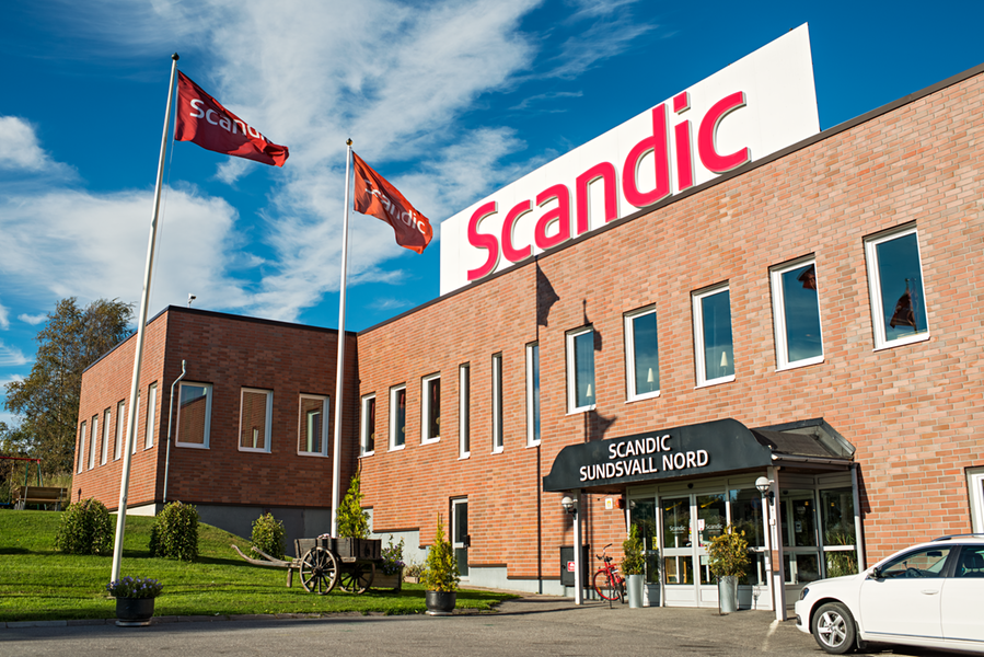 Fotografi av hotell Scandic Sunsvall Nords entré från gatan.  